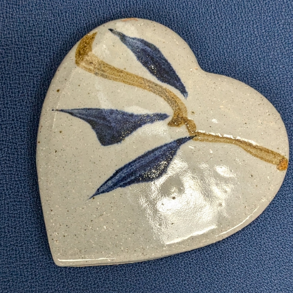 Pottery Fox Farm Heart Shape Paperweight USA Pewter Gray & Navy Floral Kitchen